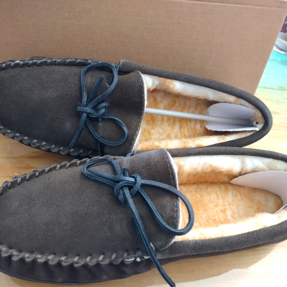 Men's Tamarack slipper charcoal gray. 10 wide